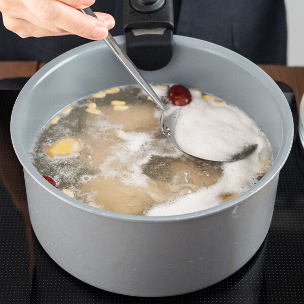 材料を煮込む